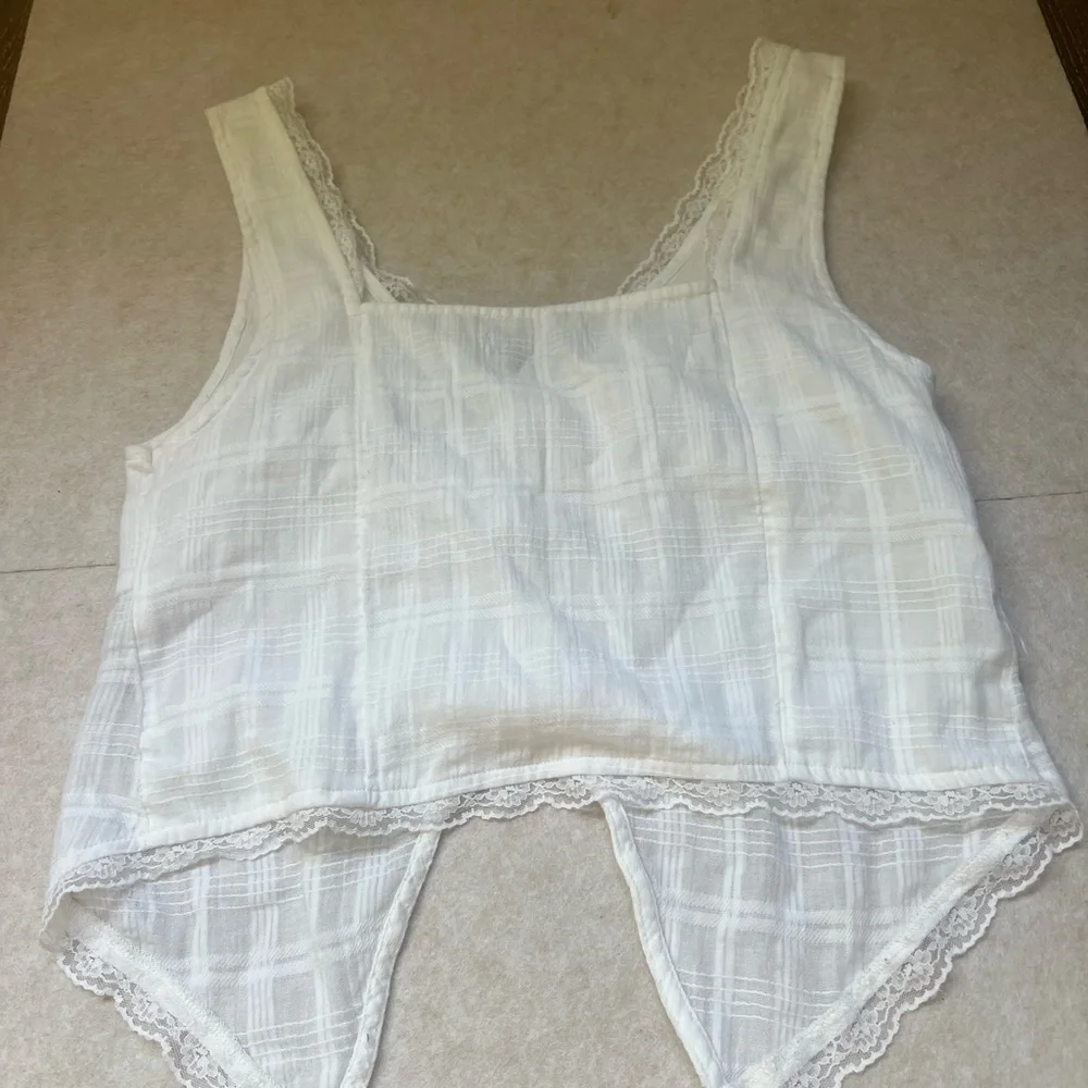 Women's White Social Tourist Button-through Flyaway Top - Picture 3 of 4